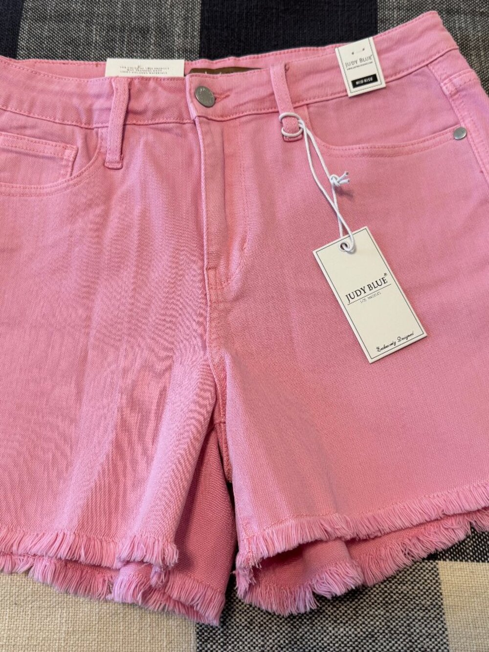 NWT Judy Blue Mid Rise Garment Dyed pink Frayed Hem Shorts Size Large